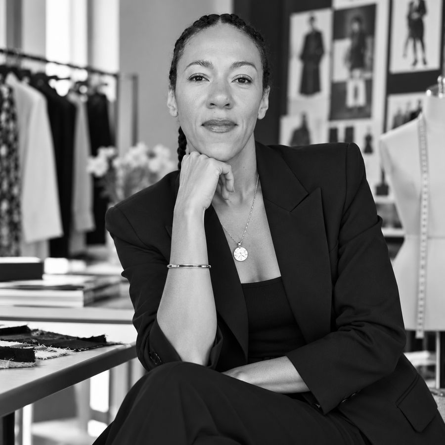 Retrato en blanco y negro de Lorena Rabasco en un estudio de moda